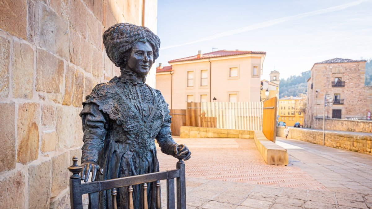 Escultura de Leonor Izquierdo en la plaza Mayor de Soria.