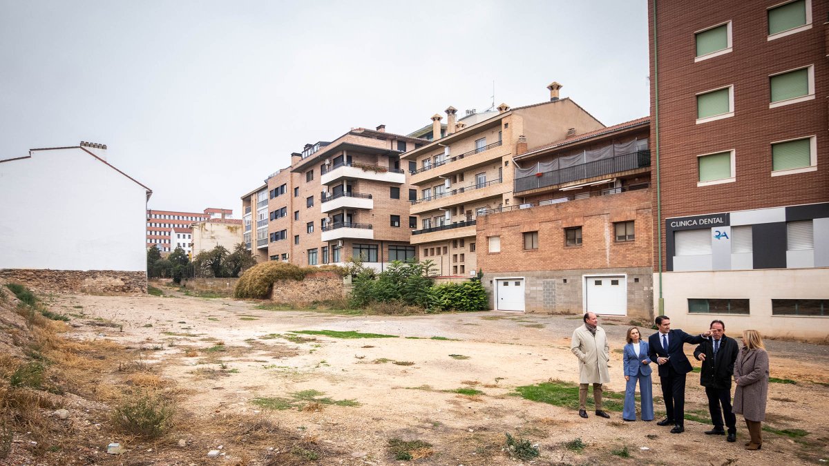 Suárez Quiñones visitó la parcela donde se construirán las viviendas.