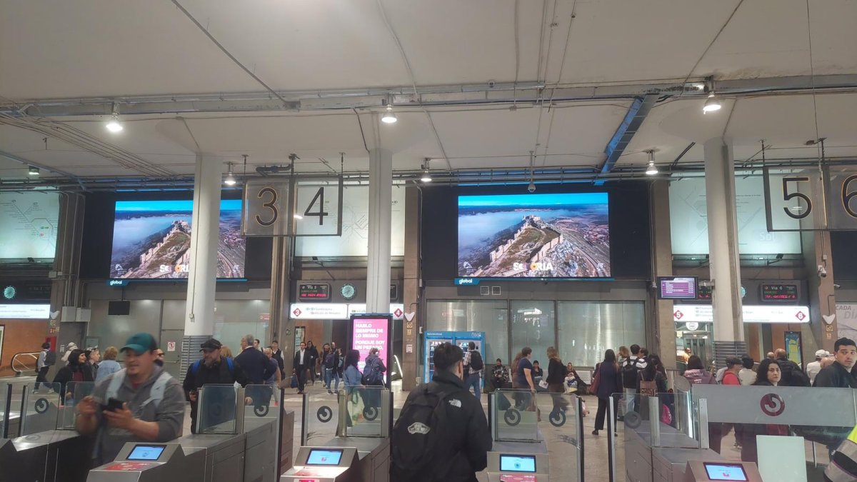 Varias pantallas gigantes muestran imágenes de la provincia en la estación de Atocha de Madrid.