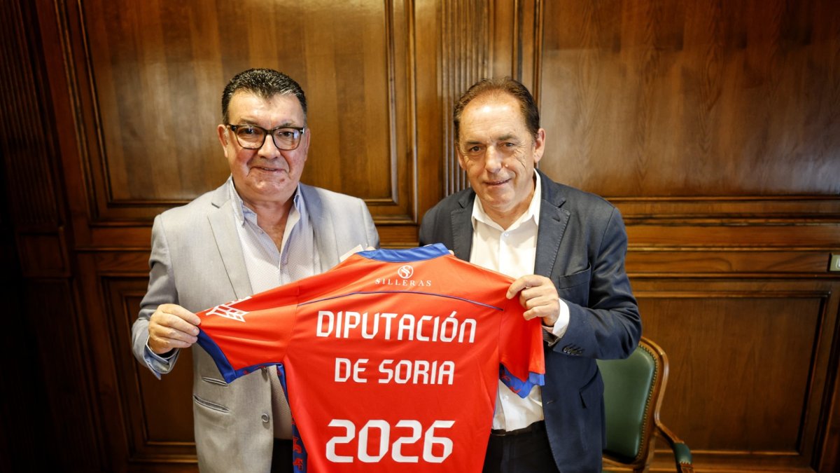 Patricio de Pedro y Benito Serrano con la camiseta del Numancia tras la firma de la renovación del convenio de colaboración.