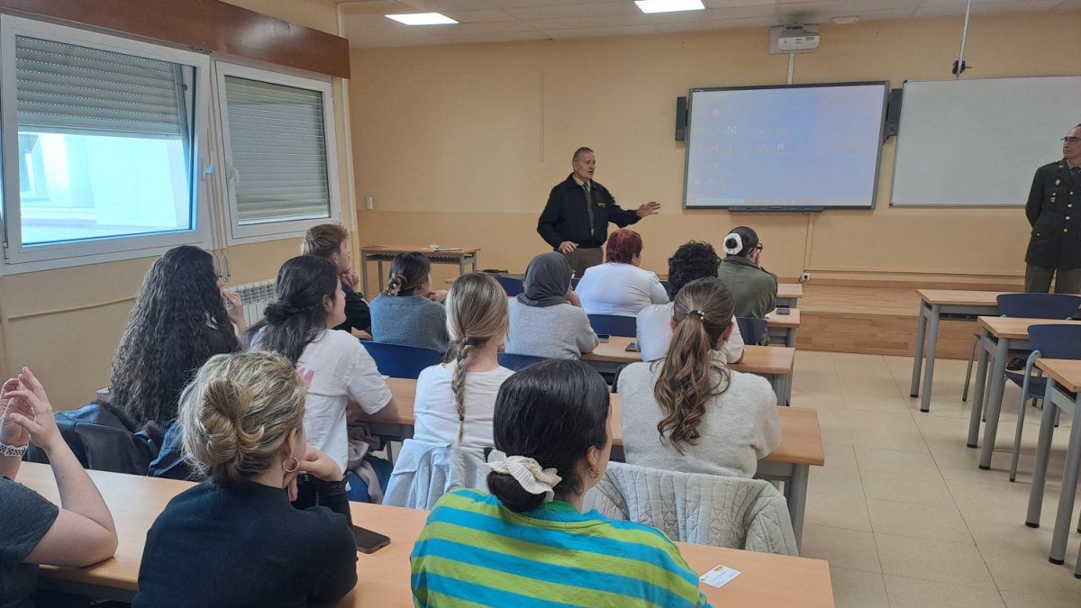 El Subdelegado de Defensa presentan a los conferenciantes en el Campus Duques de Soria.