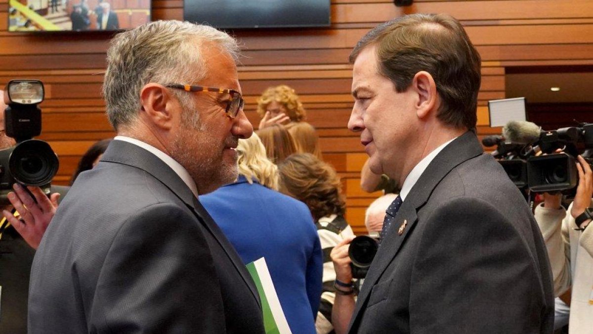 Pollán y Mañueco en la sesión constitutiva de las Cortes de Castilla y León celebrada este martes