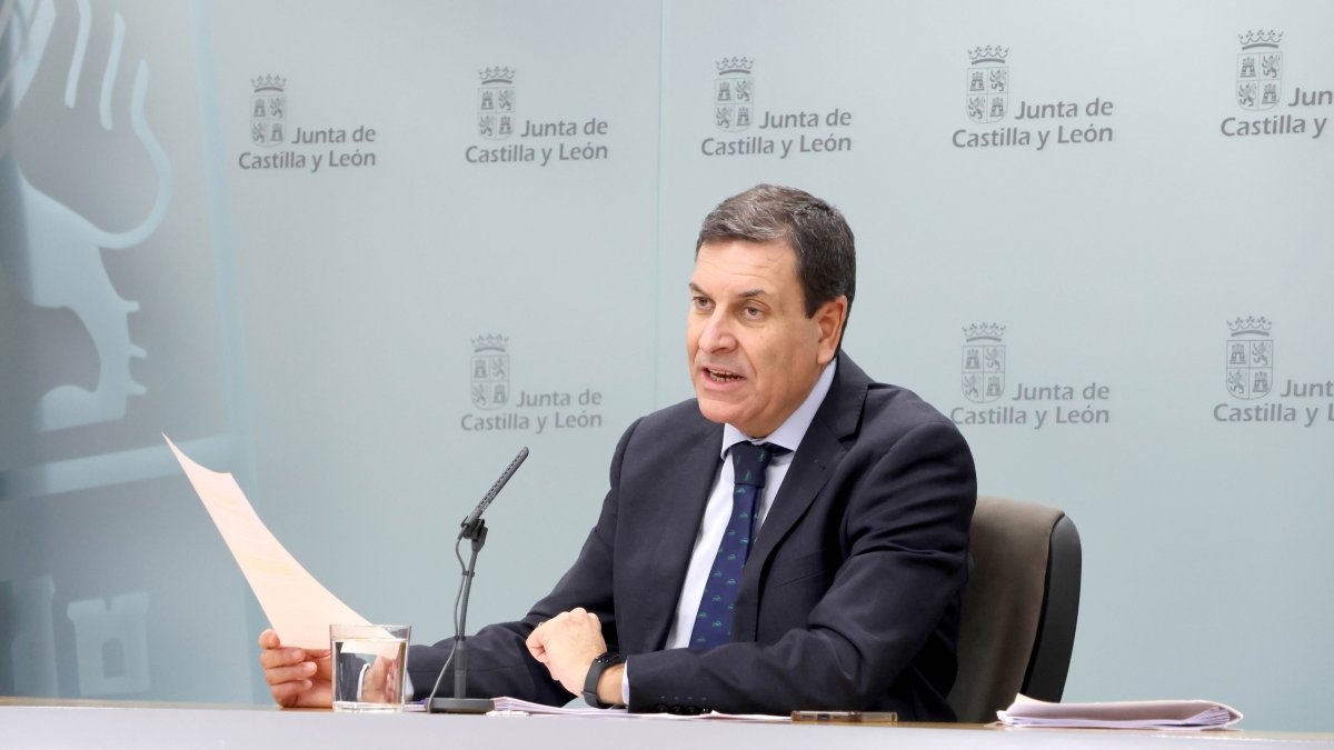 El consejero de Economía y Hacienda y portavoz de la Junta, Carlos Fernández Carriedo, en la rueda de prensa posterior al Consejo de Gobierno.