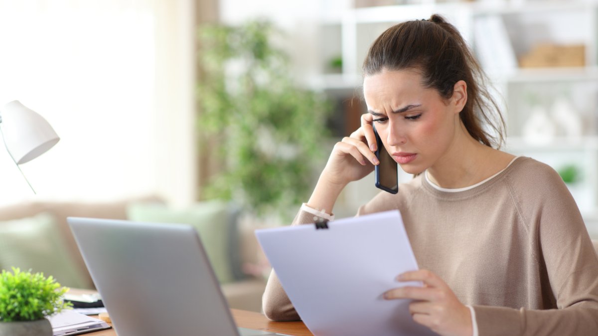 Una trabajadora autónoma solicita ayudas de manera online
