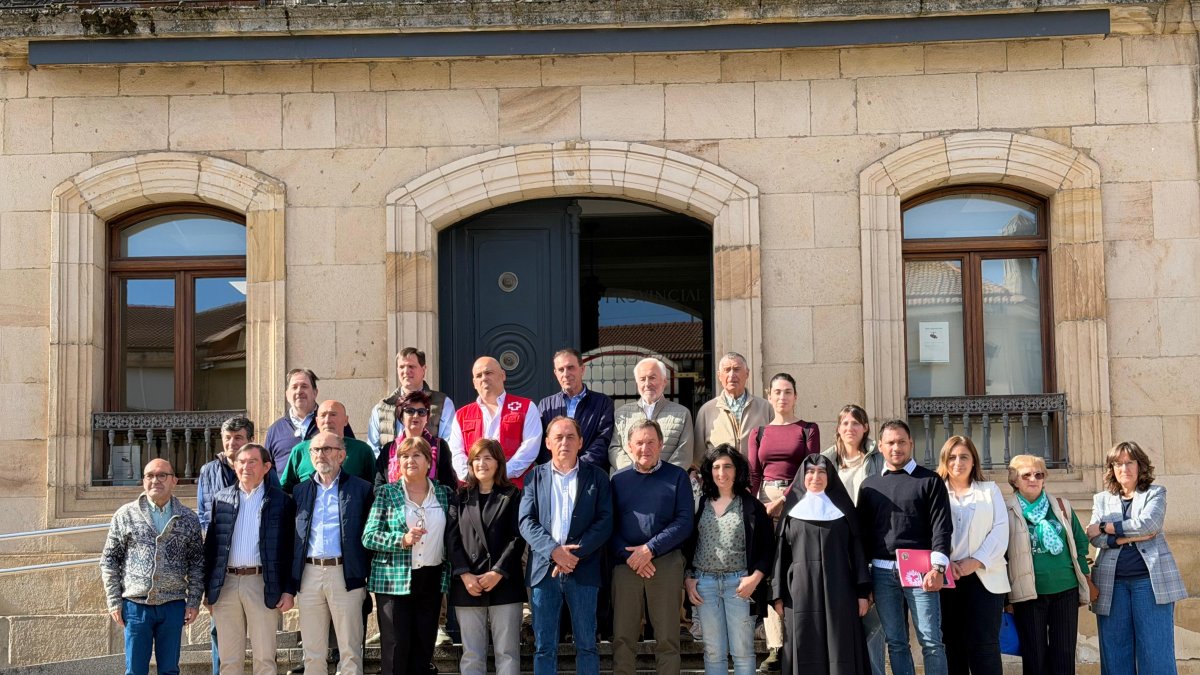 Foto de familia con los representantes del tercer sector.