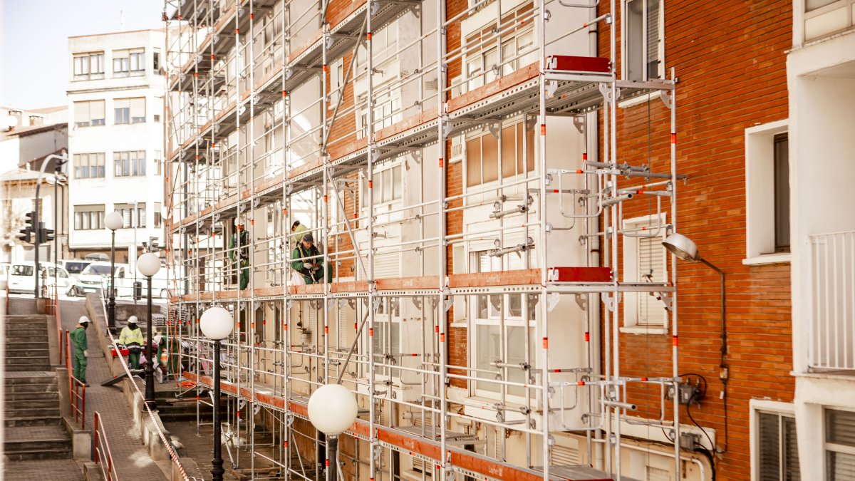 Obras de rehabilitación en un inmueble del Entorno Residencial.