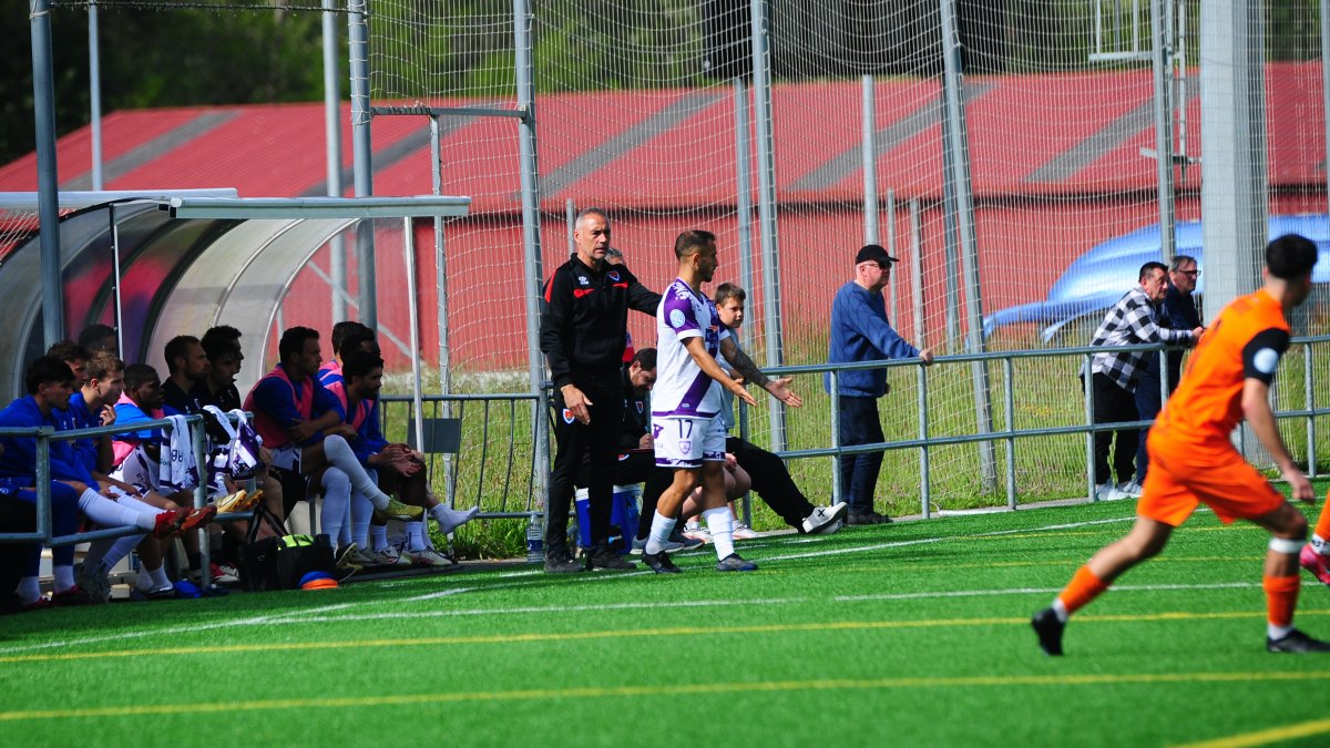 Ángel Rodríguez en el banquillo de El Vallegón en el choque ante el Sámano.