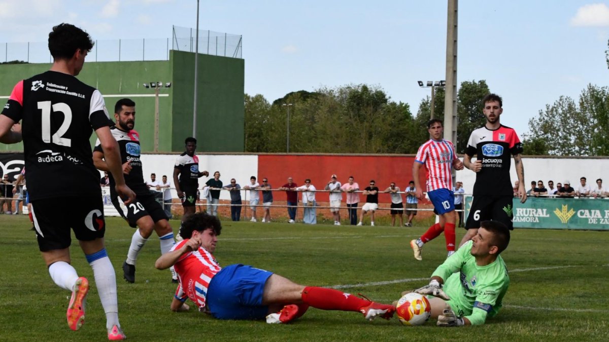 El Almazán no le puso fácil el alirón al Atlético Tordesillas.