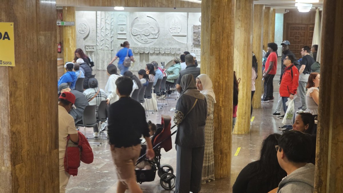 Colas este lunes en el Patio de Columnas para el proceso de regularización.
