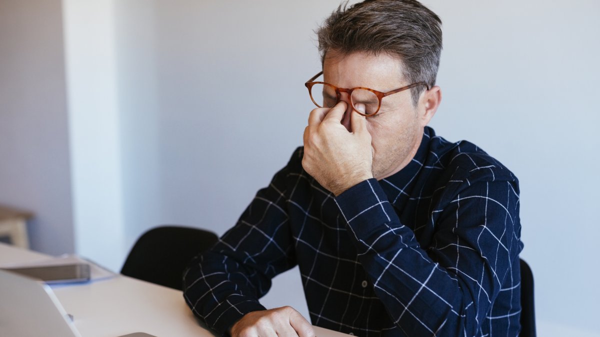 Un autónomo se frota los ojos frente al ordenador