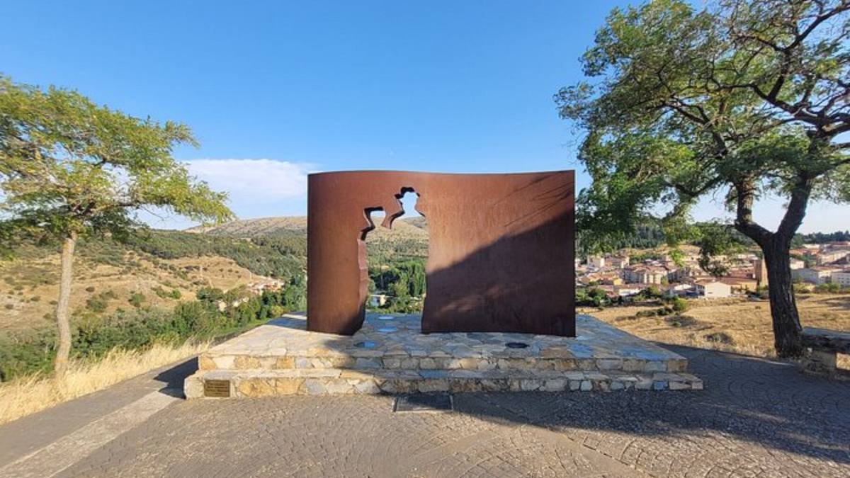 La escultura de Antonio Machado añade un valor emocional e histórico a uno de los miradores mejor valorados de Soria