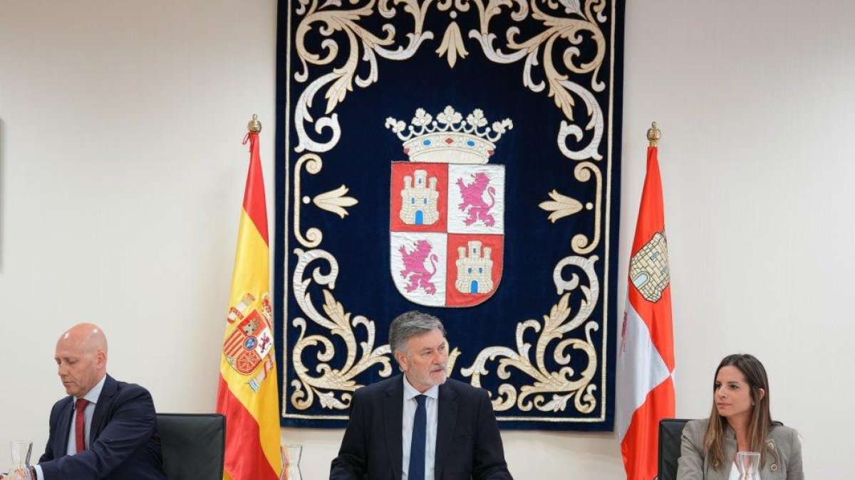 Carlos Menéndez, Francisco Vázquez y Nuria Rubio, en la primera primera reunión de la Mesa de las Cortes.