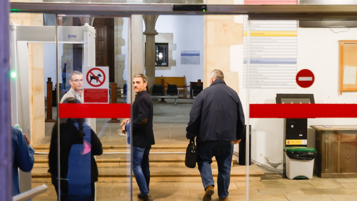 Entrada al Palacio de Justicia momentos antes de hacerse público el veredicto.