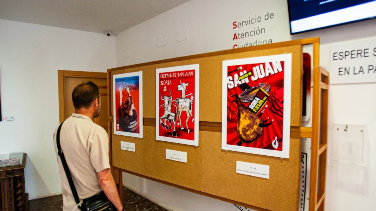 Una exposición de carteles de San Juan.