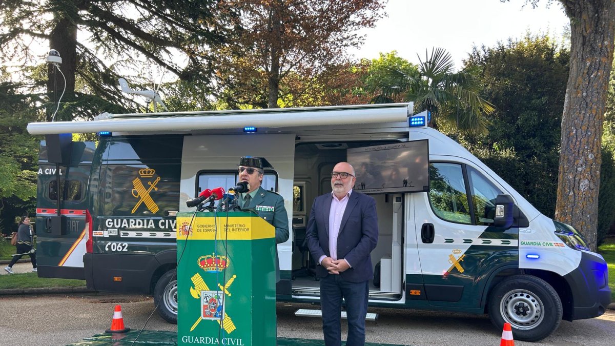 El subdelegado del Gobierno en Soria, Miguel Latorre, y el teniente coronel jefe de la Comandancia de la Guardia Civil, Sergio Peñarroya, presentan la Oficina Móvil de Atención a la ciudadanía en Soria.