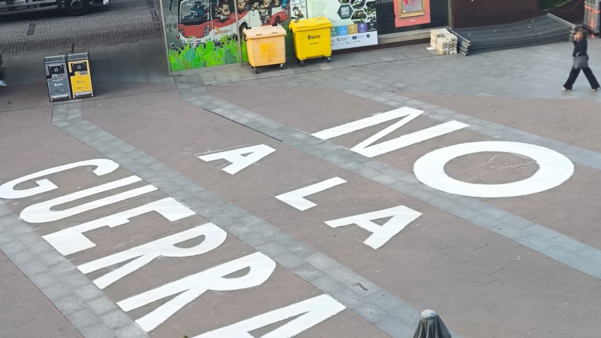 Pintada del 'No a la guerra' en Mariano Granados.