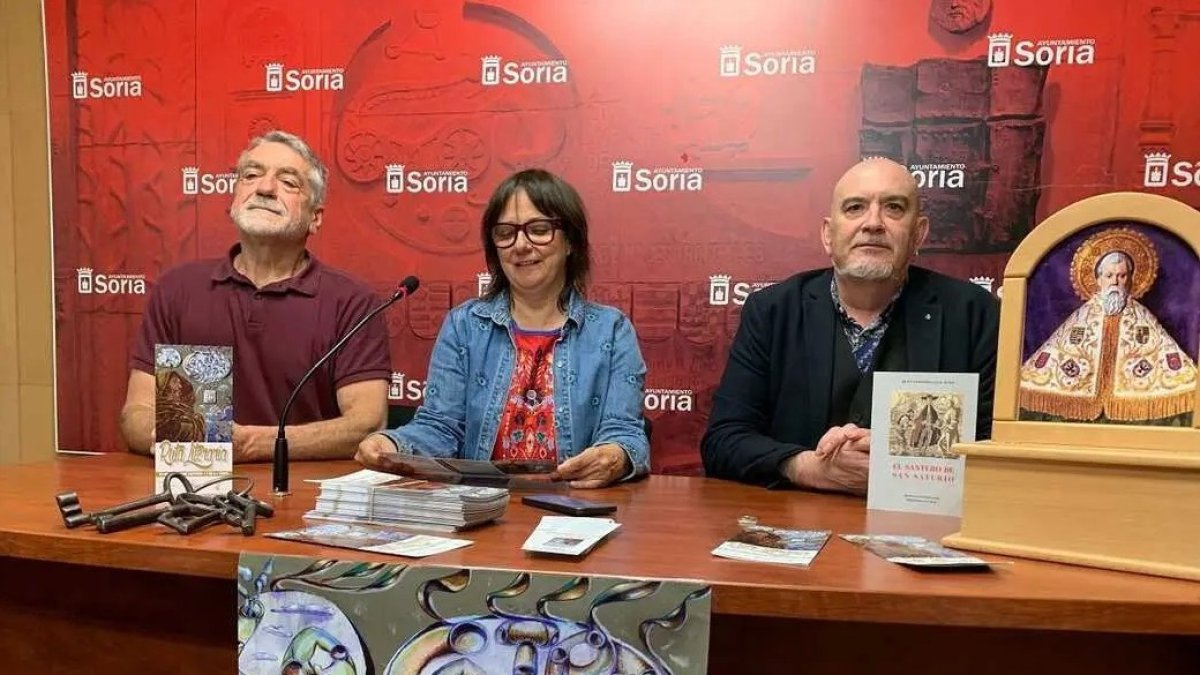 De izda a dcha, Ángel Lorenzo, Gloria Gonzalo y César Millán presenta 'La Saturiada'.