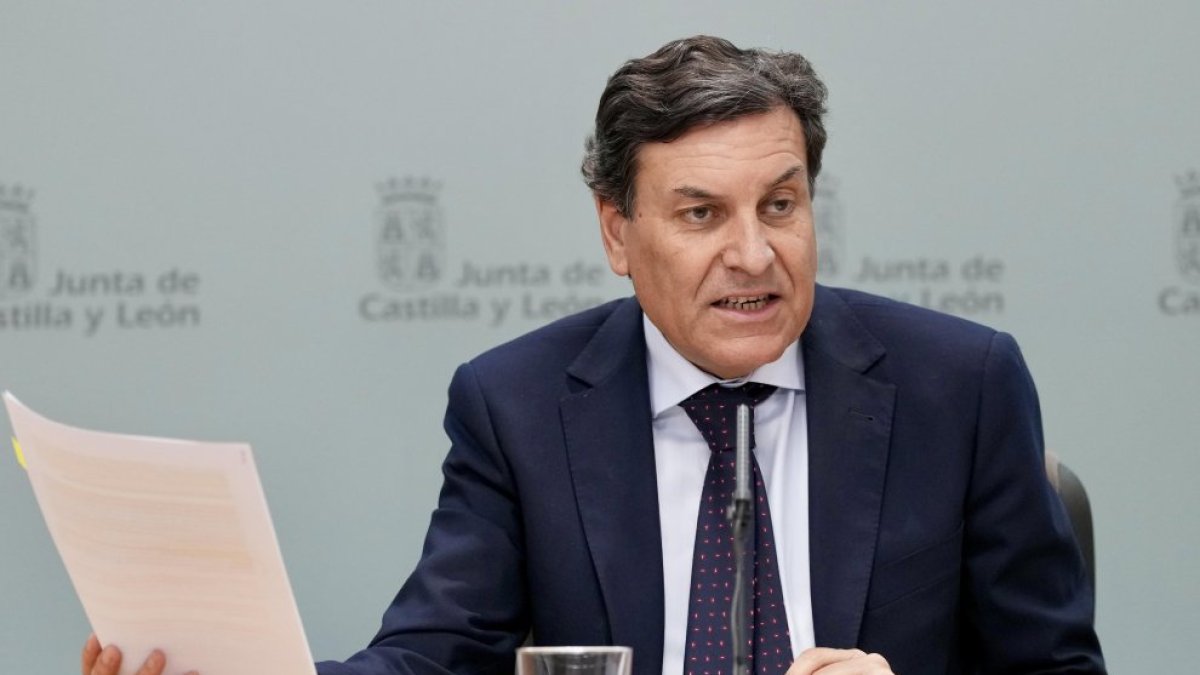 El consejero de Economía y Hacienda y portavoz en funciones, Carlos Fernández Carriedo, comparece en rueda de prensa posterior al Consejo de Gobierno.