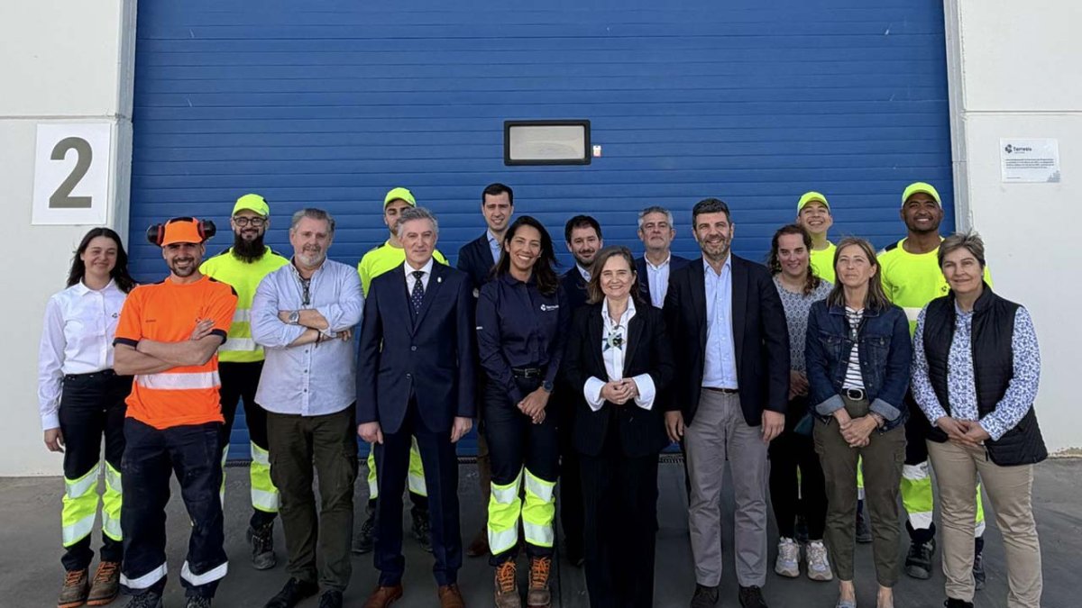 Responsables de la empresa Terresis y del Ayuntamiento de Ólvega ante las instalaciones.