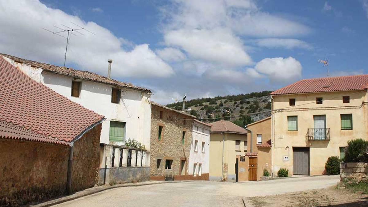 Una de las calles de Andaluz, reflejo de la arquitectura rural típica de la provincia de Soria