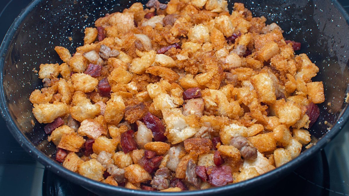 Las migas sorianas muestran su versión más clásica, con pan crujiente, embutidos y ese equilibrio de texturas que define la cocina pastoril