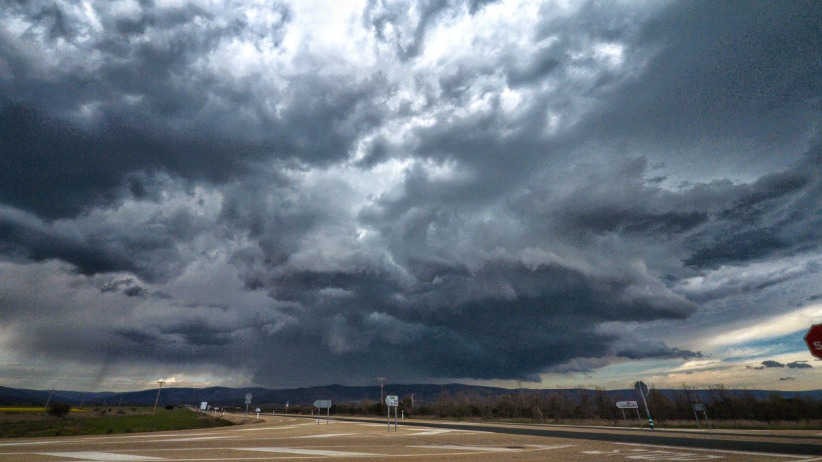 Tormenta en ciernes desde la carretera de Soria a Logroño rl pasado fin de semana.