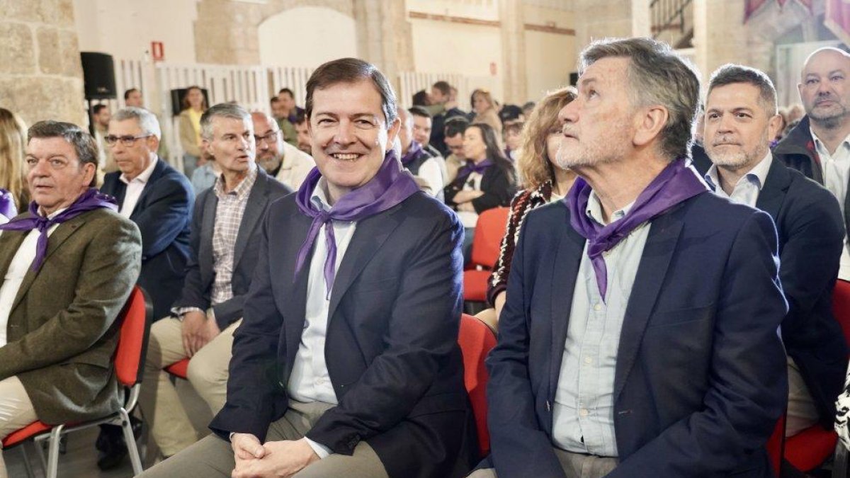 Alfonso Fernández Mañueco junto a Francisco Álvarez en la entrega de los I Premios de la Música Folk y Tradicional de Castilla y León.