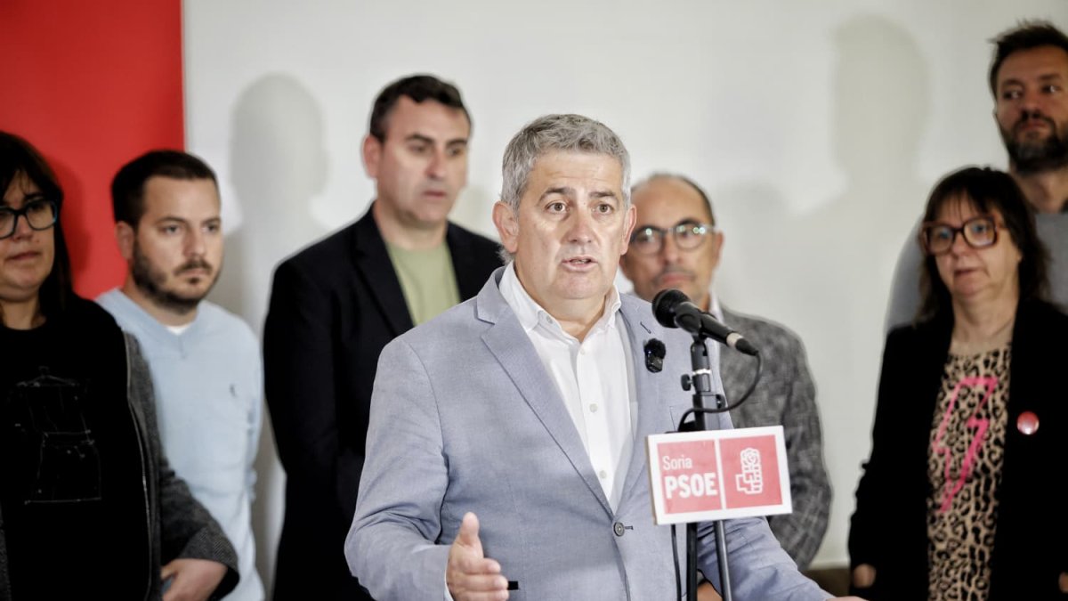 Javier Antón, arropado por su futuro equipo de Gobierno, en la presentación a los medios de comunicación.