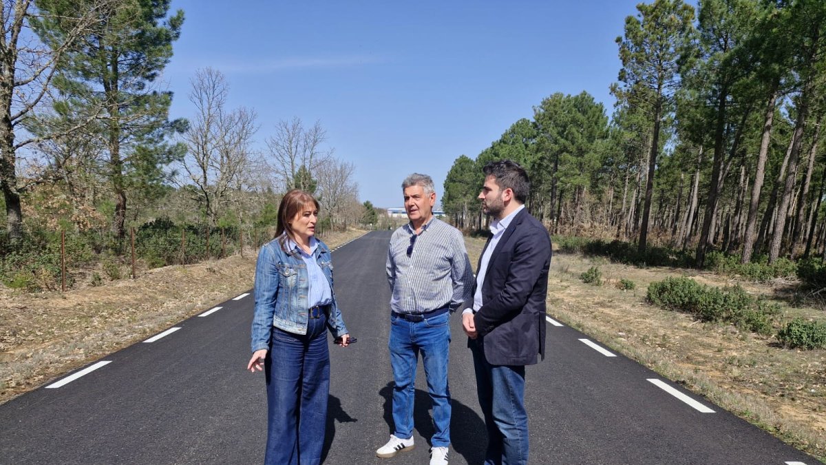 María José Jiménez, Andrés Muñoz y Fernando del Barrio, en la nueva carretera.