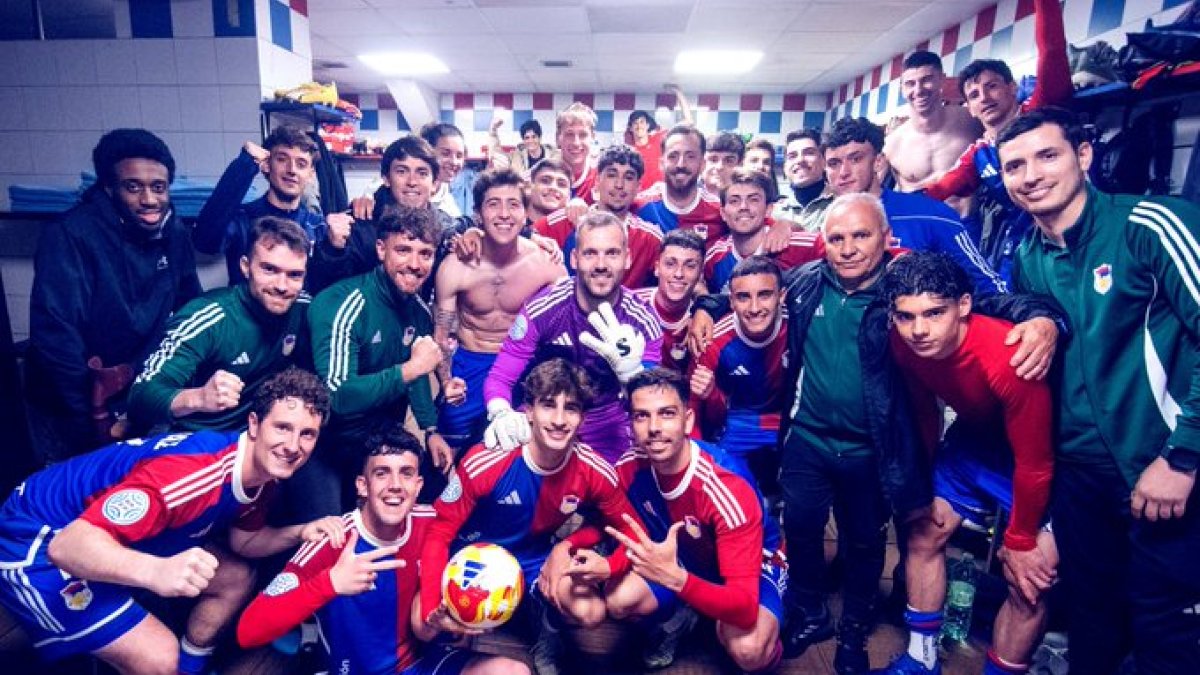 La plantilla del Langreo celebra un triunfo.