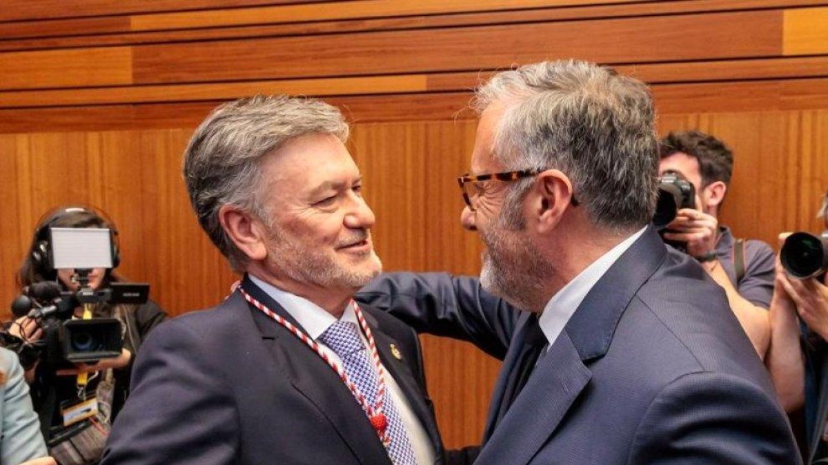 Francisco Vázquez y Carlos Pollán, en la constitución de la Mesa de las Cortes el pasado 14 de abril.