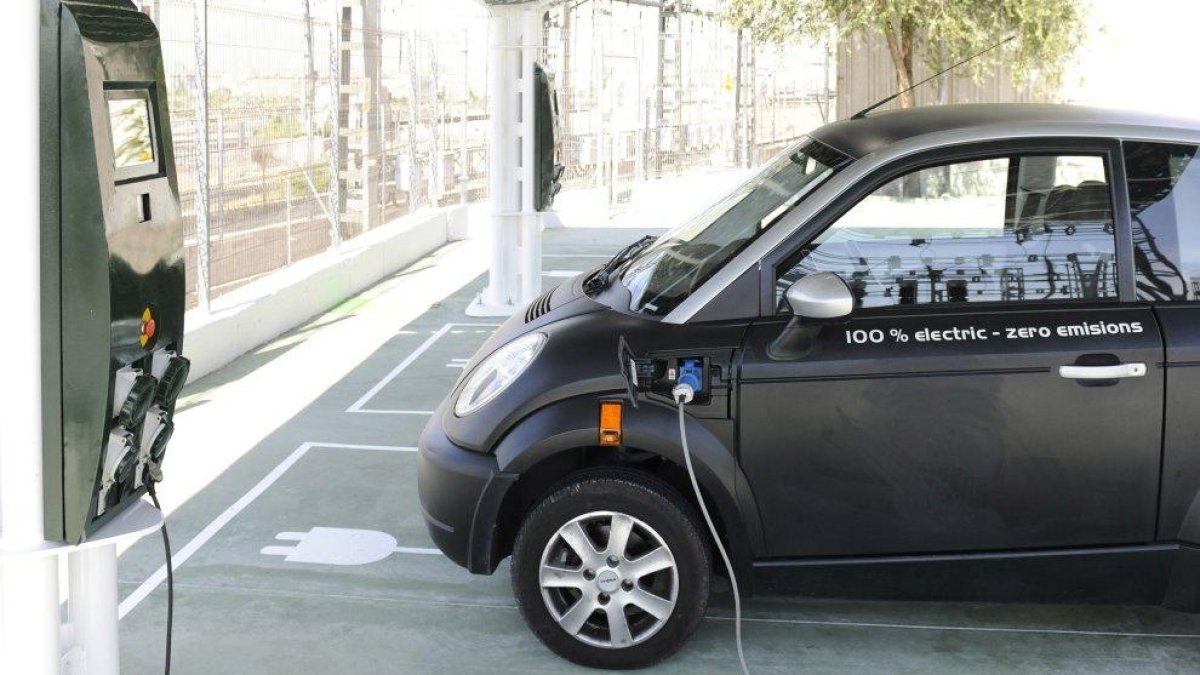 Vehículo eléctrico en carga.