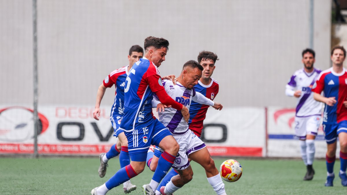 Juancho, que inició la jugada del gol rojillo, trata de fajarse de varios rivales en un lance del encuentro.