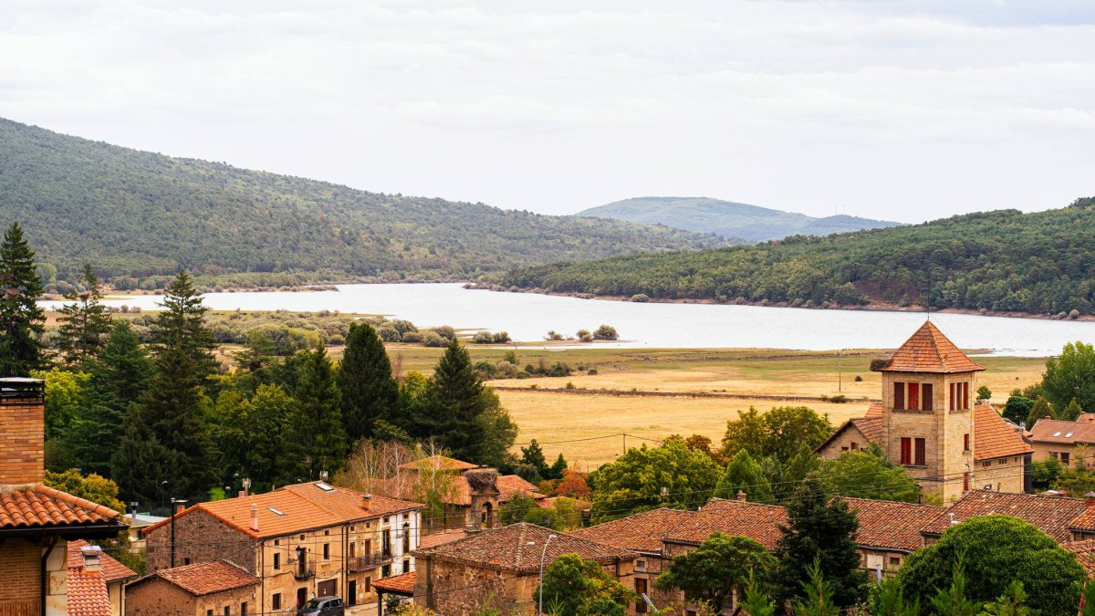 Molinos de Duero, en Soria, combina arquitectura tradicional y naturaleza con un embalse que refresca el verano lejos de la costa
