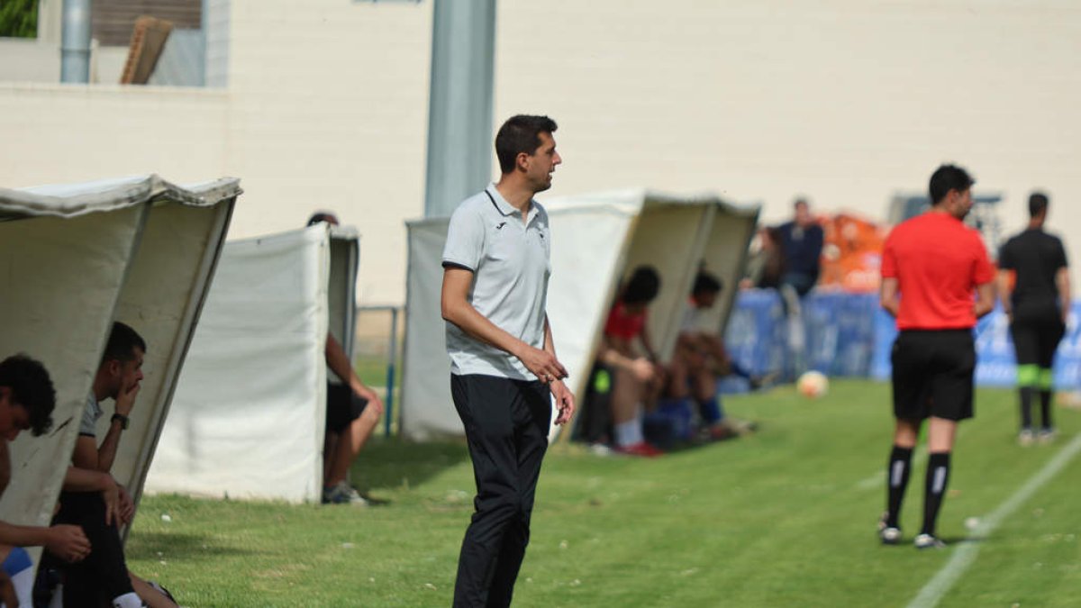 El técnico del Almazán, Pablo Ayuso, durante un partido en La Arboleda.