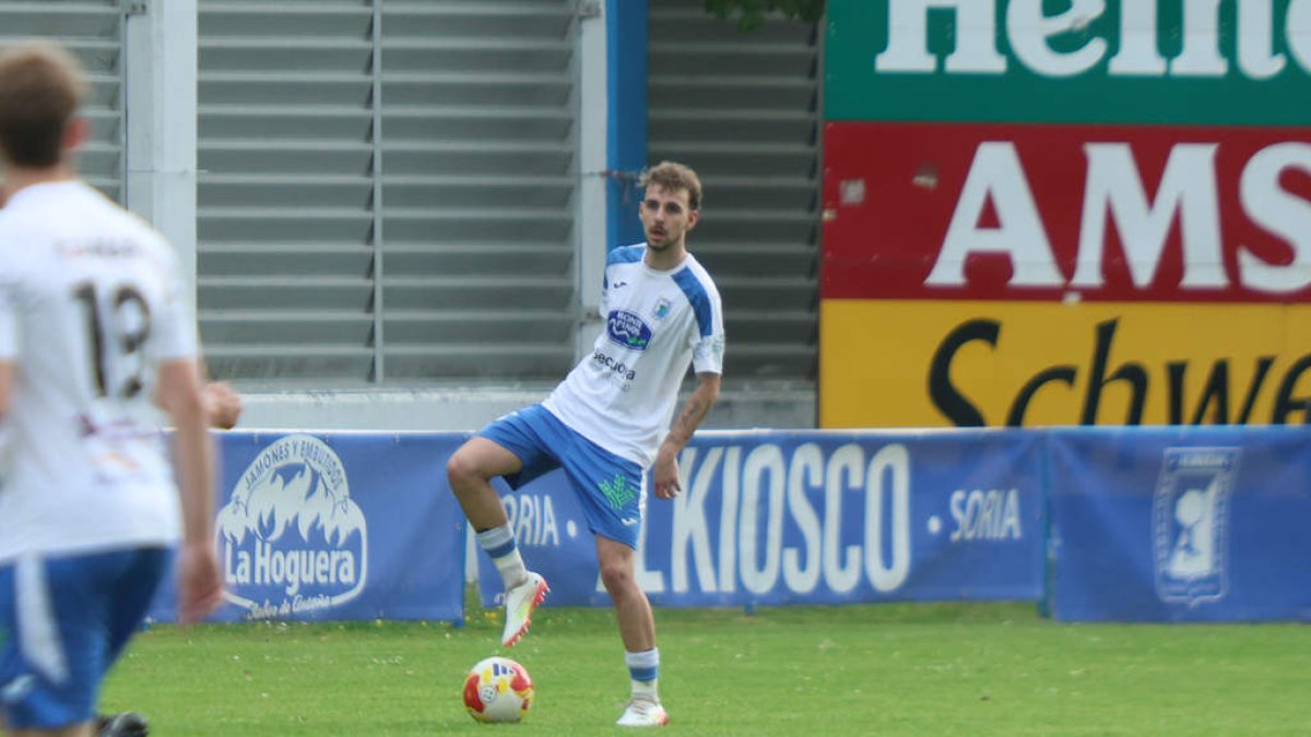Un jugador del Almazán durante un partido en La Arboleda.