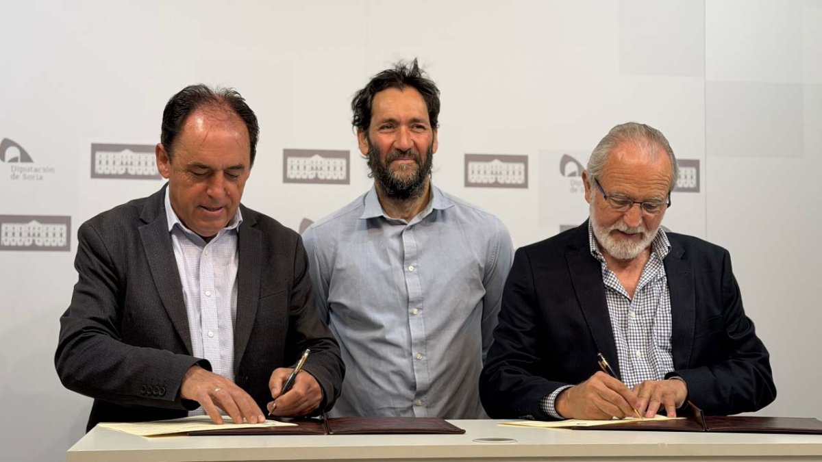 Benito Serrano, Pablo Sabín y José Antonio de Miguel, en la firma.