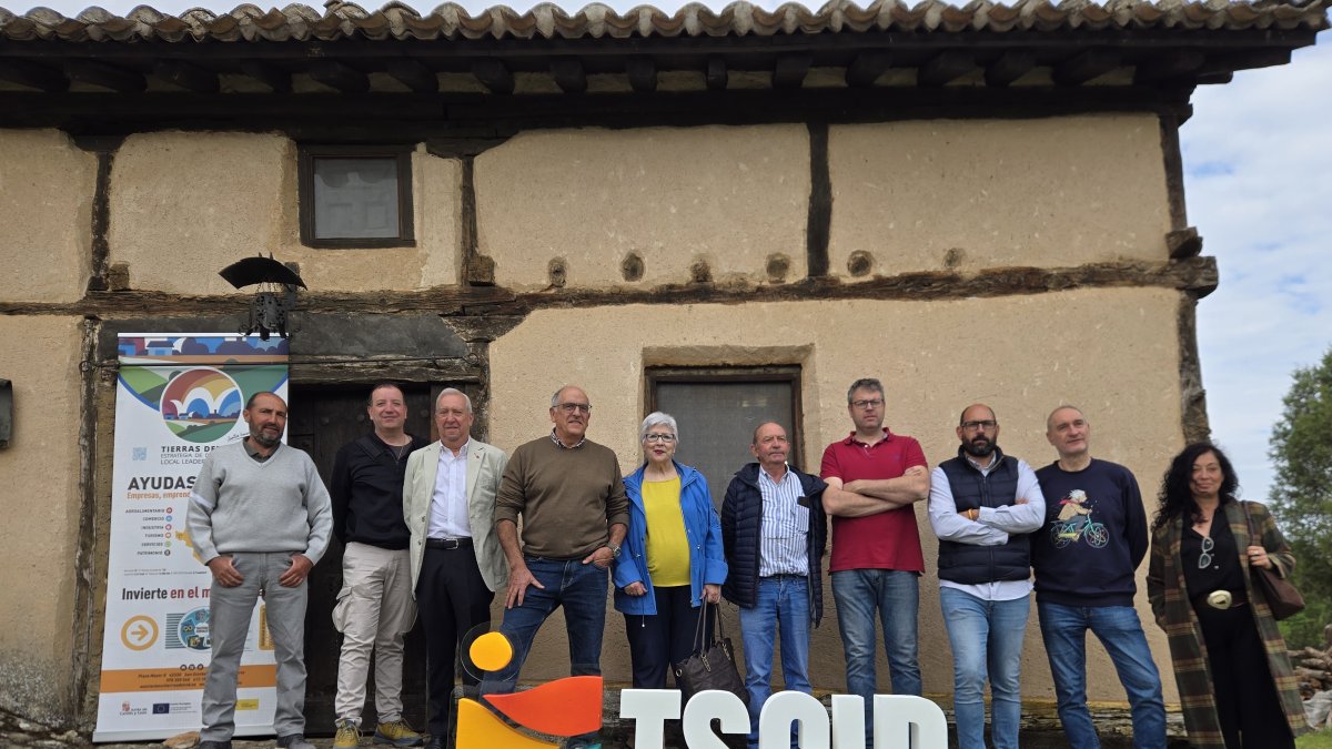 Beneficiarios de las subvenciones de la Asociación Tierras Sorianas del Cid tras la firma de los contratos en Valdemaluque.
