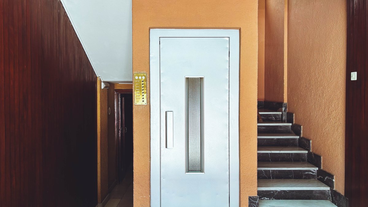 Un ascensor antiguo en un bloque de vecinos