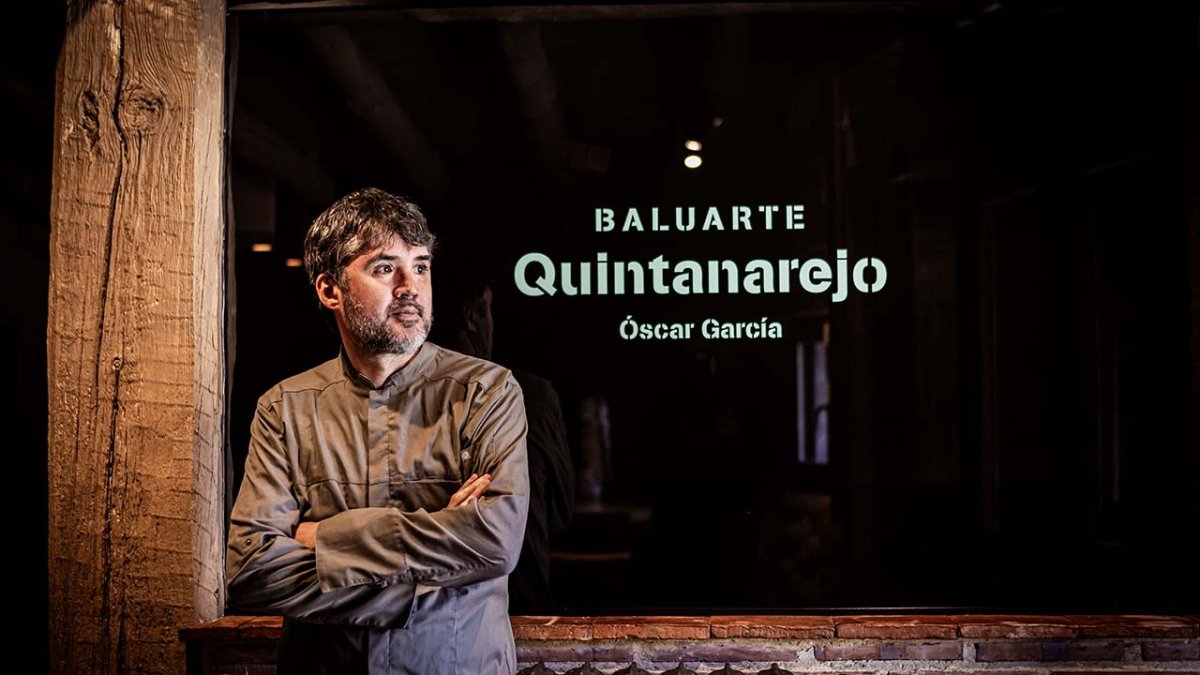 Óscar García en el zaguán de su nuevo restaurante, Baluarte Quintanarejo, en la mañana de este martes.