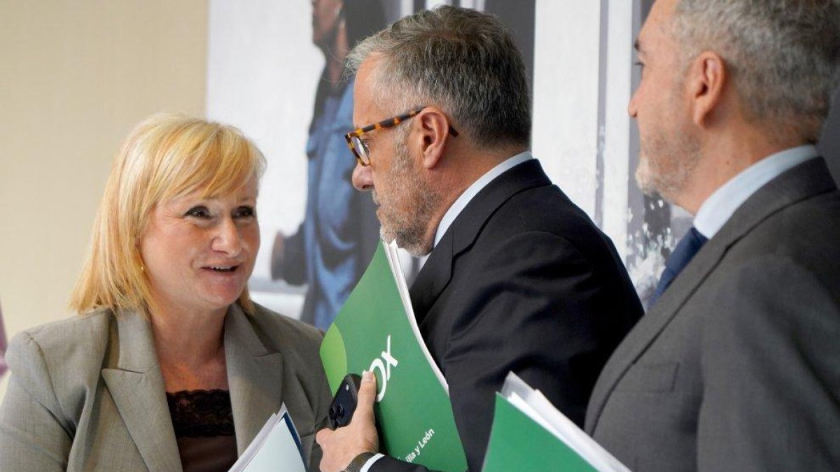 Leticia García junto a Carlos Pollán y Alberto Díaz Pico, antes de la reunión de la Mesa de Cortes.