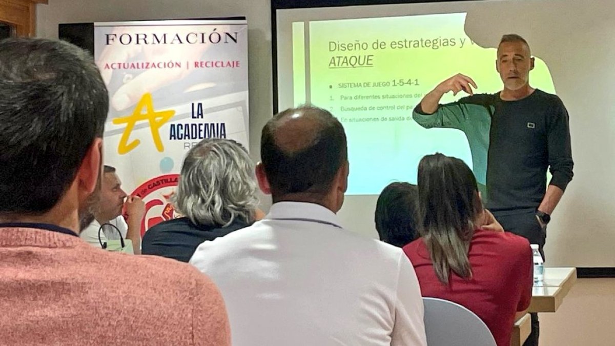 El entrenador del Numancia, Ángel Rodríguez, durante la charla del formación a los técnicos sorianos.