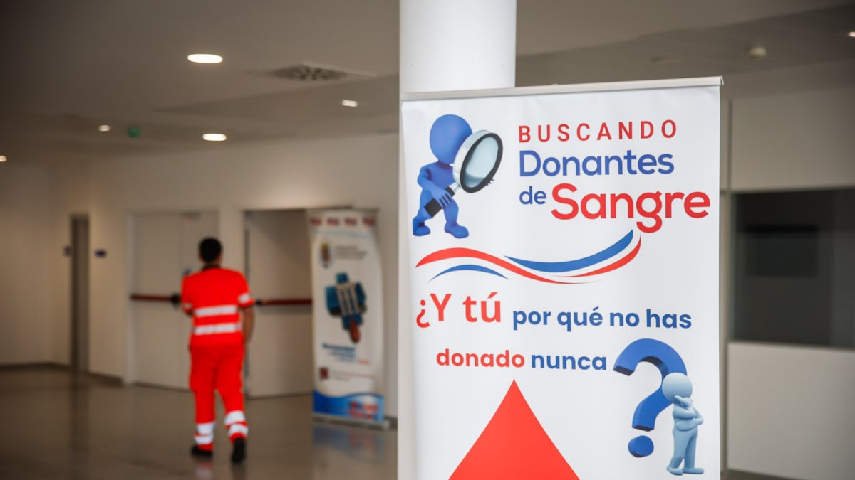 Cartel anunciando que se necesitan donantes, este jueves por la mañana en el hospital de Soria.