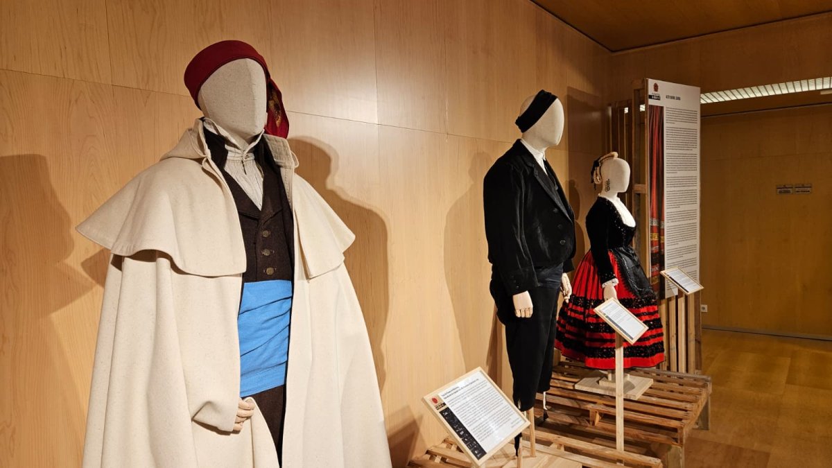 Tres muestras de vestuario que se guarda en el Museo del Traje.