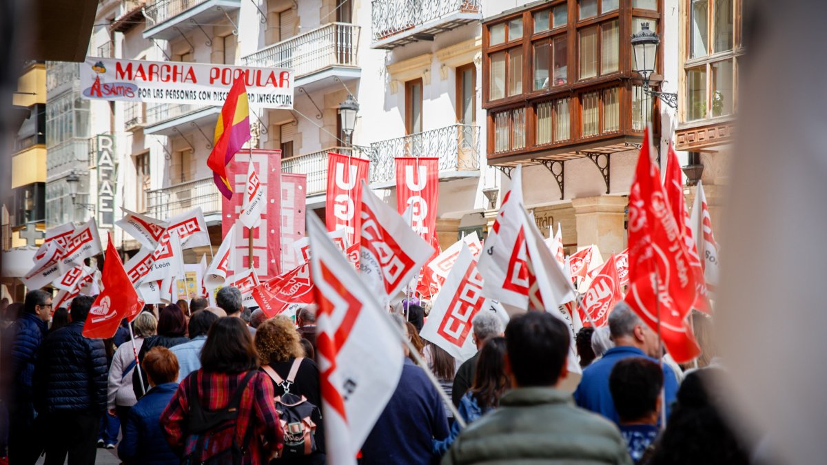 Centenares de sorianos recorrieron el centro de la ciudad en la manifestación del 1 de Mayo.