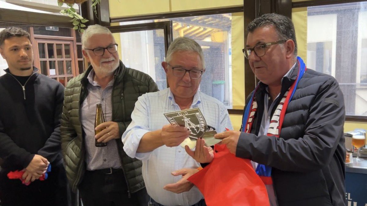 Patricio de Pedro entrega un detalle al presidente de la Peña Amigos del Numancia, Antonio Reglero.
