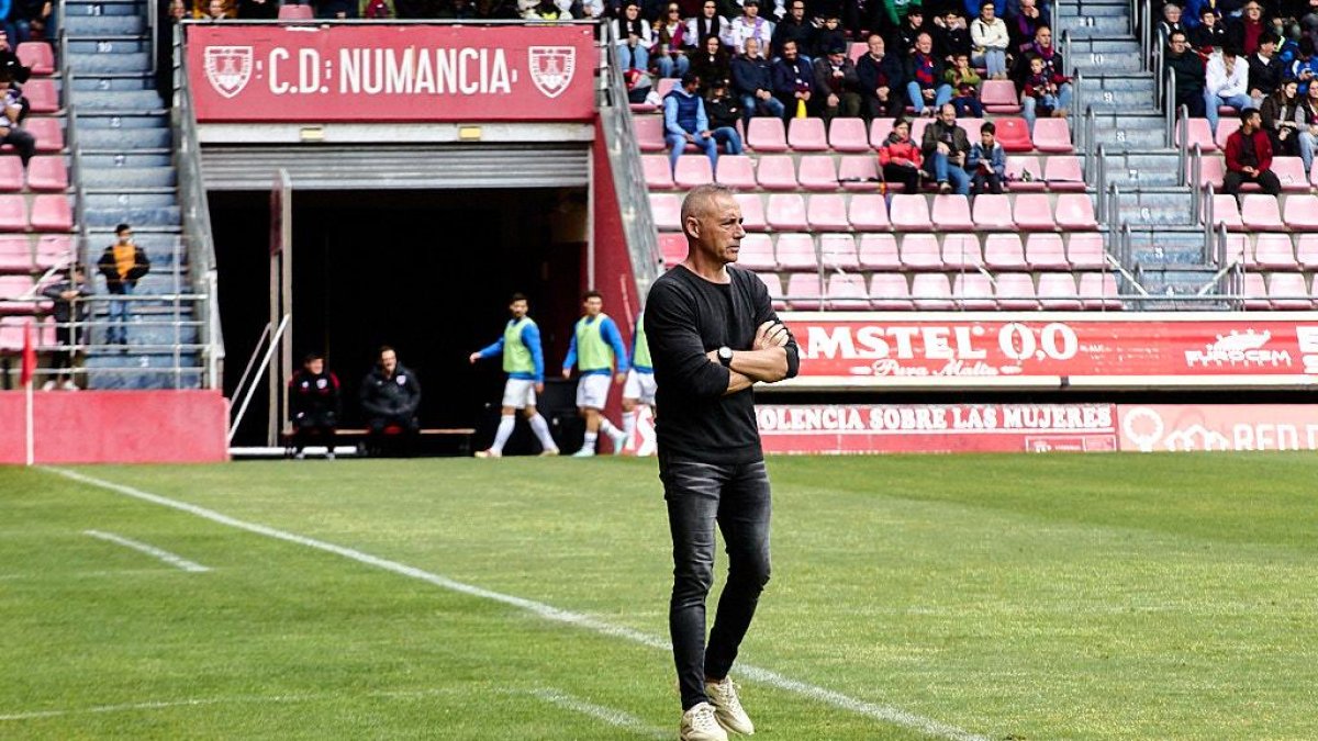 Ángel Rodríguez durante el trascurso del partido del Numancia ante el Marino de Luanco.