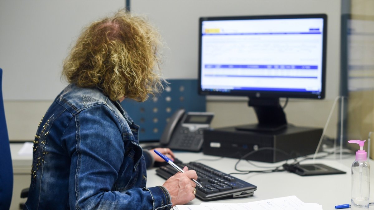 Una empleada pública durante su jornada laboral, en la oficina de la Agencia Estatal de la Administración Tributaria.