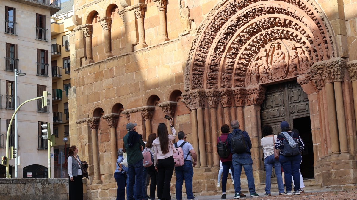 Turistas ante Santo Domingo, en la capital.