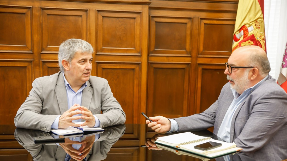 El alcalde de Soria, Javier Antón, durante su encuentro con el subdelegado Miguel Latorre.